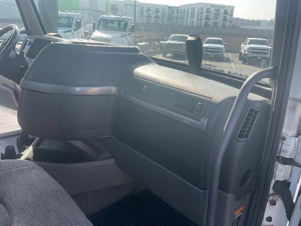 Day Cab Tractor-Heavy Duty Tractors-Volvo-2020-VNR64300-Torrance-CA-505,487\n\t\tmiles-$ 46,750 - Image 13