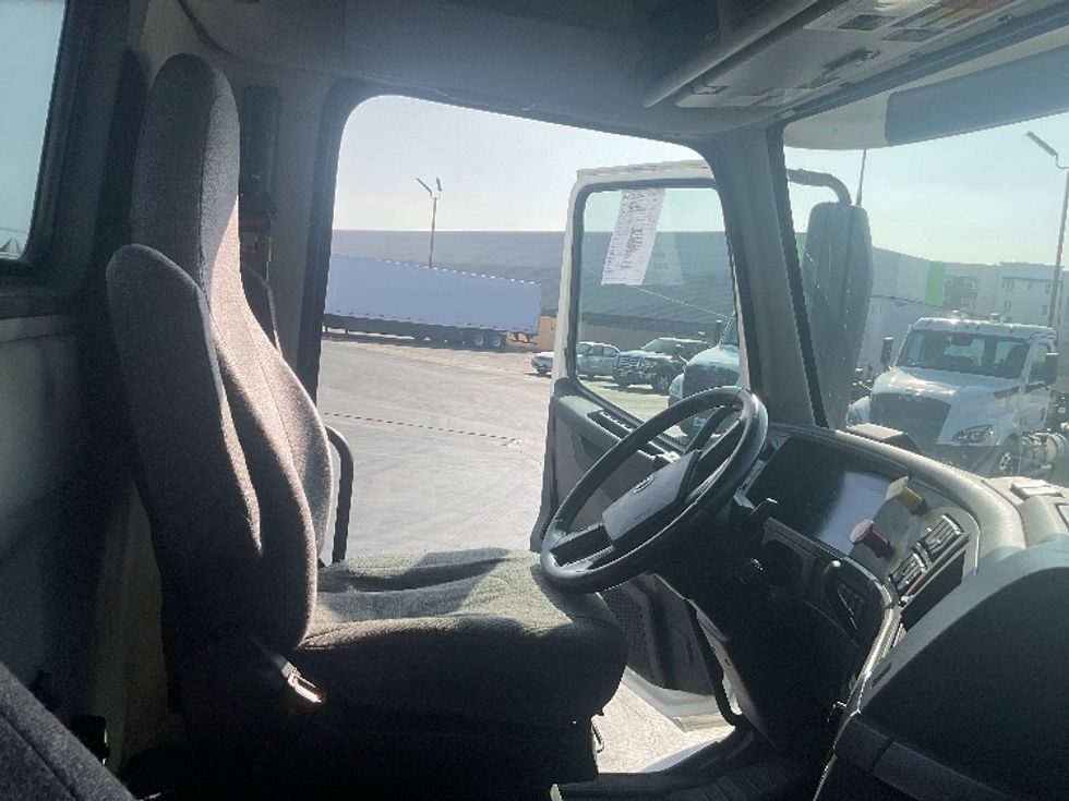 Day Cab Tractor-Heavy Duty Tractors-Volvo-2020-VNR64300-Torrance-CA-505,487\n\t\tmiles-$ 46,750 - Image 14