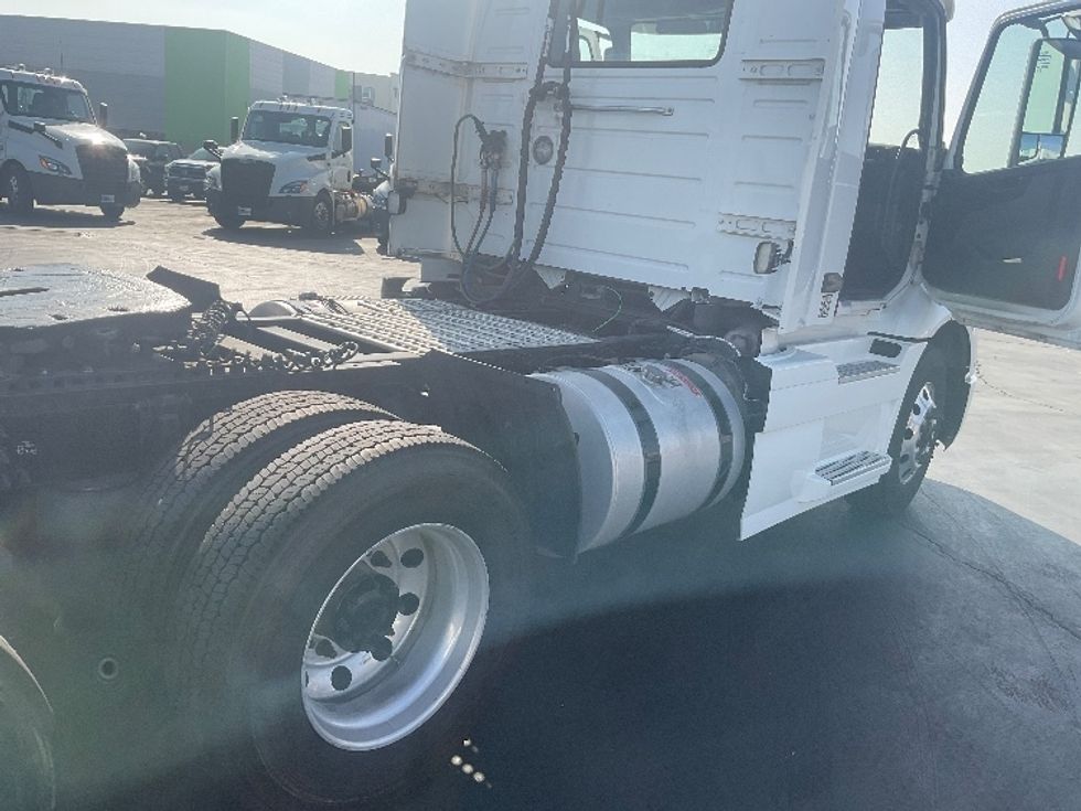 Day Cab Tractor-Heavy Duty Tractors-Volvo-2020-VNR64300-Torrance-CA-505,487\n\t\tmiles-$ 46,750 - Image 18