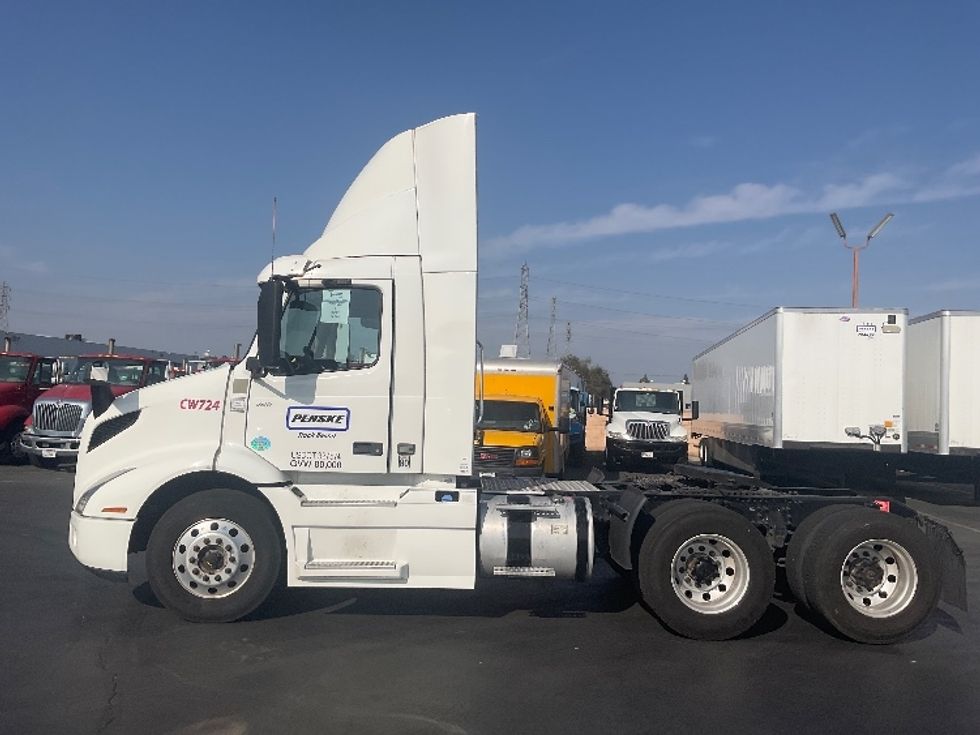 Day Cab Tractor-Heavy Duty Tractors-Volvo-2020-VNR64300-Torrance-CA-505,487\n\t\tmiles-$ 46,750 - Image 4
