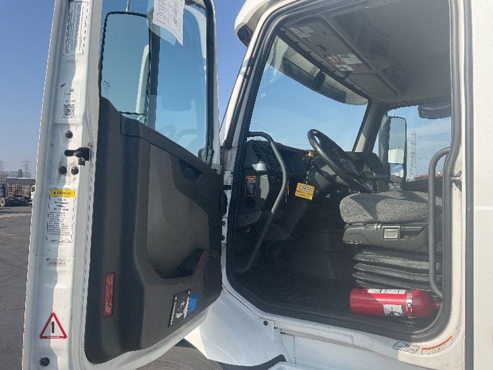 Day Cab Tractor-Heavy Duty Tractors-Volvo-2020-VNR64300-Torrance-CA-505,487\n\t\tmiles-$ 46,750 - Image 9