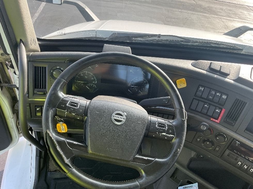 Day Cab Tractor-Heavy Duty Tractors-Volvo-2020-VNR64300-Torrance-CA-505,545\n\t\tmiles-$ 50,250 - Image 11