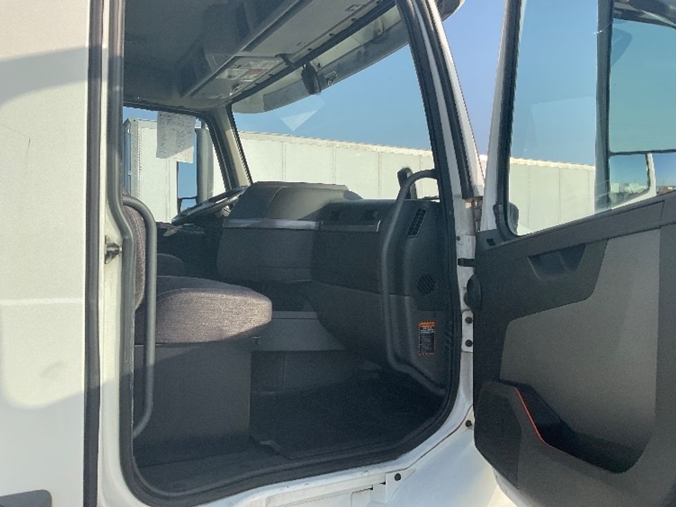 Day Cab Tractor-Heavy Duty Tractors-Volvo-2020-VNR64300-Torrance-CA-505,545\n\t\tmiles-$ 50,250 - Image 12