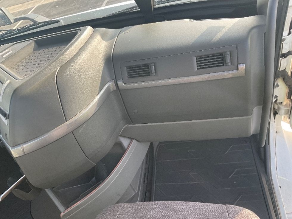 Day Cab Tractor-Heavy Duty Tractors-Volvo-2020-VNR64300-Torrance-CA-505,545\n\t\tmiles-$ 50,250 - Image 13