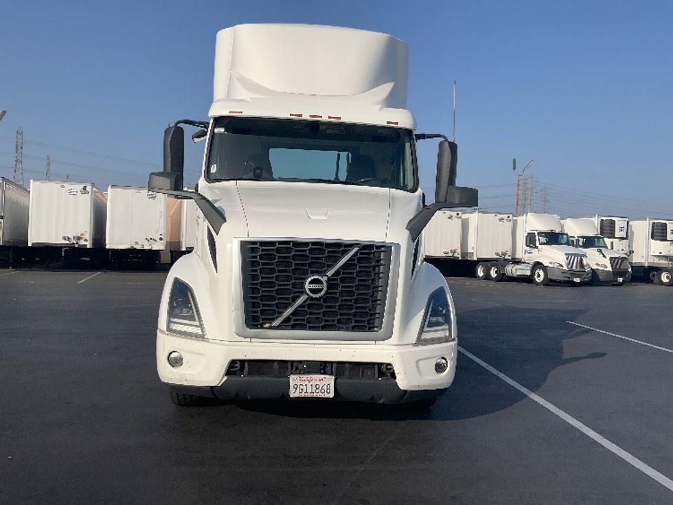 Day Cab Tractor-Heavy Duty Tractors-Volvo-2020-VNR64300-Torrance-CA-505,545\n\t\tmiles-$ 50,250 - Image 2
