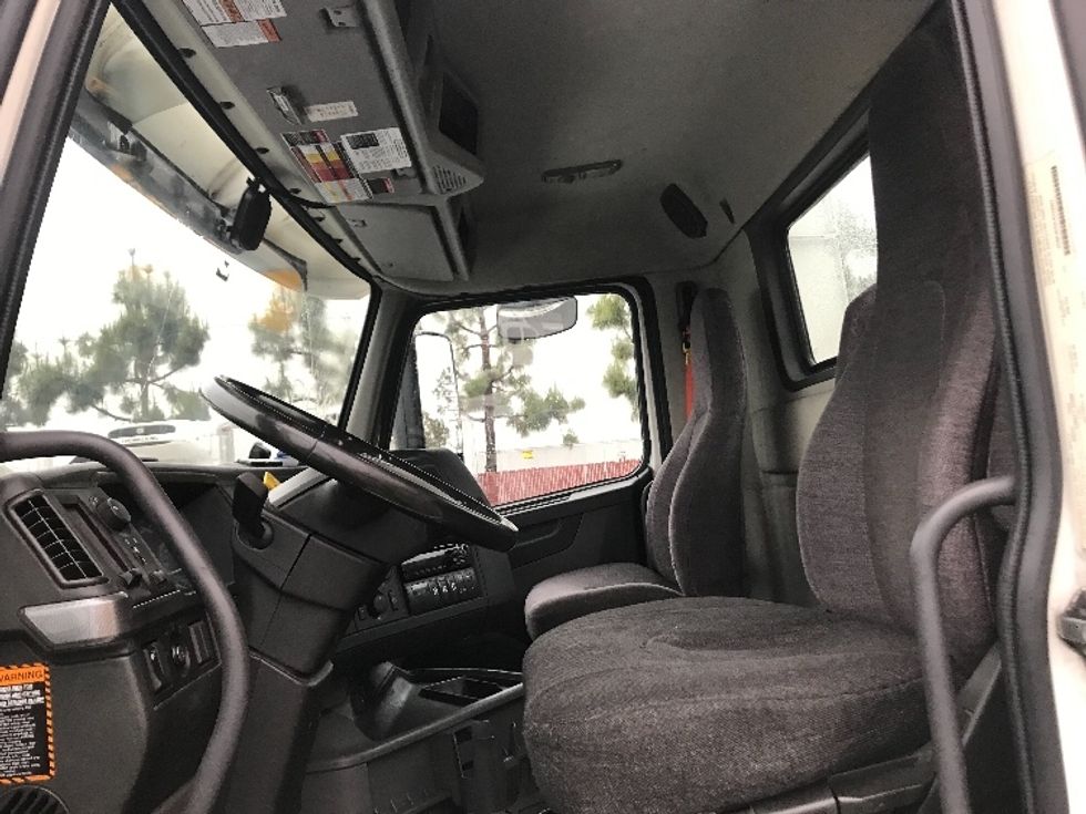 Day Cab Tractor-Heavy Duty Tractors-Volvo-2020-VNR64300-Torrance-CA-506,536\n\t\tmiles-$ 42,250 - Image 10