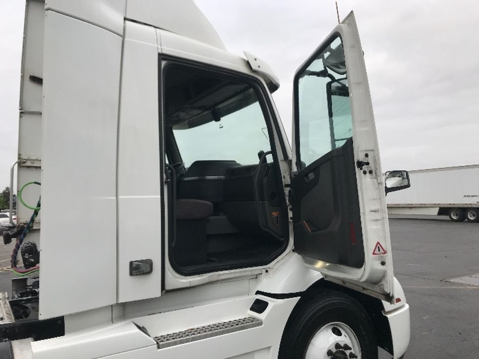 Day Cab Tractor-Heavy Duty Tractors-Volvo-2020-VNR64300-Torrance-CA-506,536\n\t\tmiles-$ 42,250 - Image 12