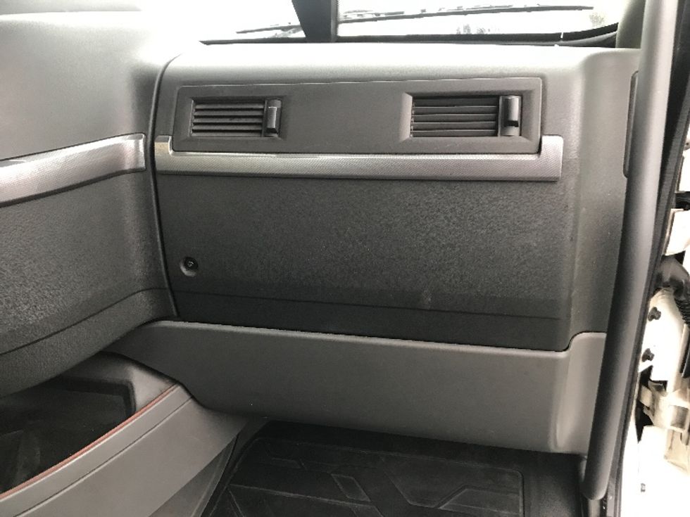 Day Cab Tractor-Heavy Duty Tractors-Volvo-2020-VNR64300-Torrance-CA-506,536\n\t\tmiles-$ 42,250 - Image 13