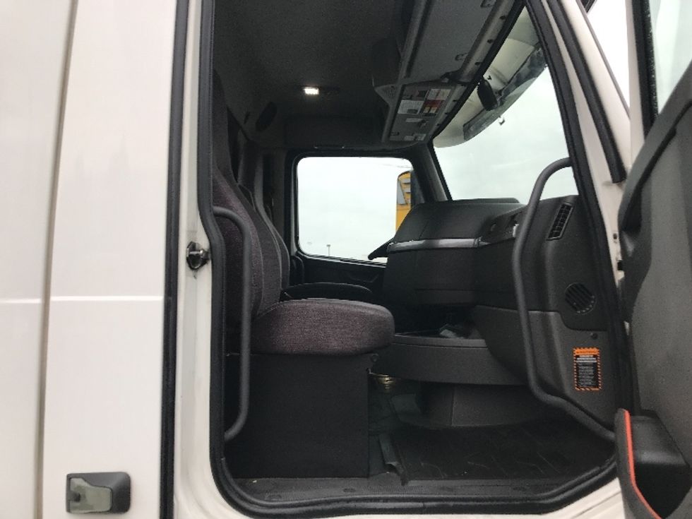 Day Cab Tractor-Heavy Duty Tractors-Volvo-2020-VNR64300-Torrance-CA-506,536\n\t\tmiles-$ 42,250 - Image 14