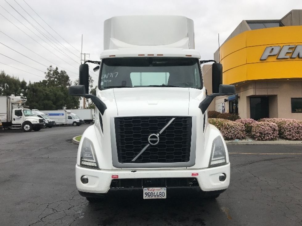 Day Cab Tractor-Heavy Duty Tractors-Volvo-2020-VNR64300-Torrance-CA-506,536\n\t\tmiles-$ 42,250 - Image 2