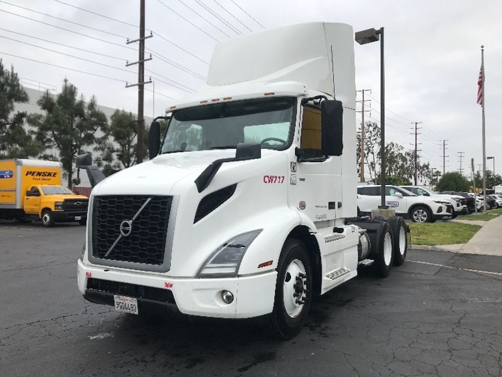 Day Cab Tractor-Heavy Duty Tractors-Volvo-2020-VNR64300-Torrance-CA-506,536\n\t\tmiles-$ 42,250 - Image 3