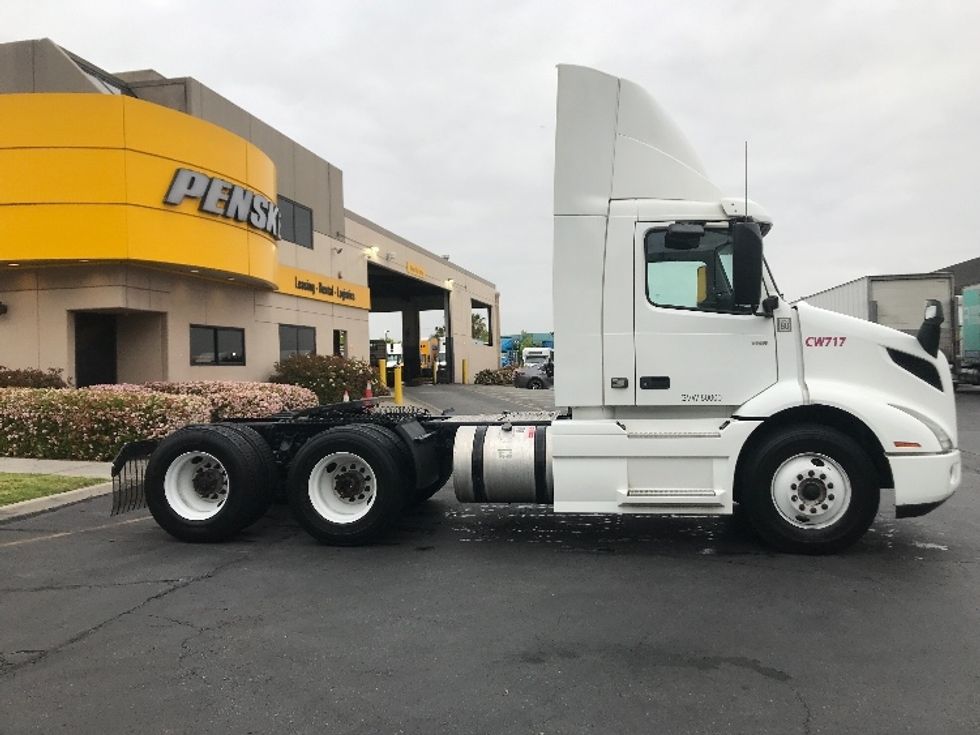 Day Cab Tractor-Heavy Duty Tractors-Volvo-2020-VNR64300-Torrance-CA-506,536\n\t\tmiles-$ 42,250 - Image 8