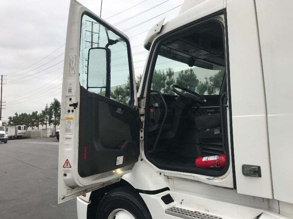 Day Cab Tractor-Heavy Duty Tractors-Volvo-2020-VNR64300-Torrance-CA-506,536\n\t\tmiles-$ 42,250 - Image 9