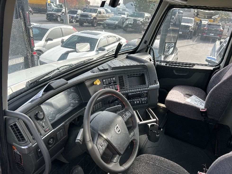 Day Cab Tractor-Heavy Duty Tractors-Volvo-2020-VNR64300-Torrance-CA-517,808\n\t\tmiles-$ 37,500 - Image 10
