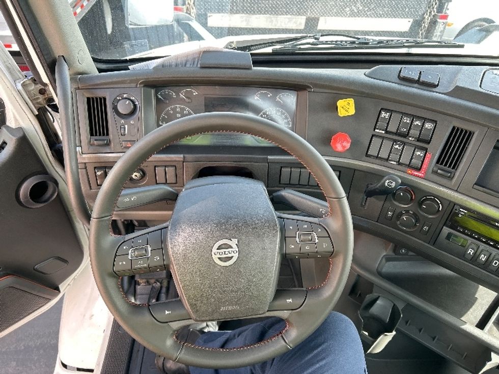 Day Cab Tractor-Heavy Duty Tractors-Volvo-2020-VNR64300-Torrance-CA-517,808\n\t\tmiles-$ 37,500 - Image 11