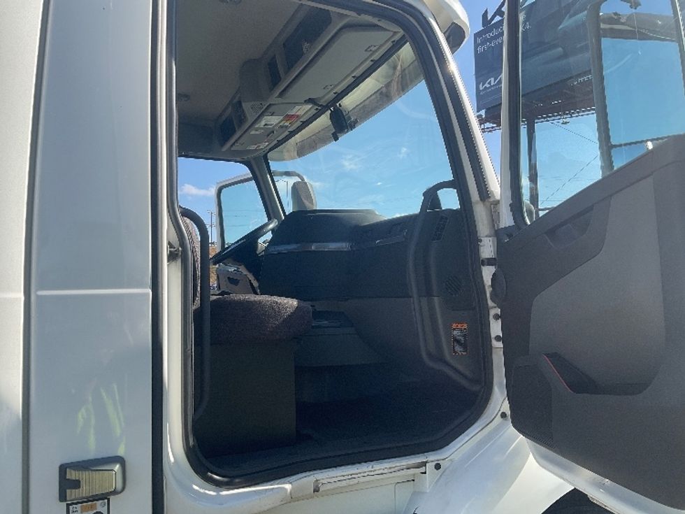 Day Cab Tractor-Heavy Duty Tractors-Volvo-2020-VNR64300-Torrance-CA-517,808\n\t\tmiles-$ 37,500 - Image 12