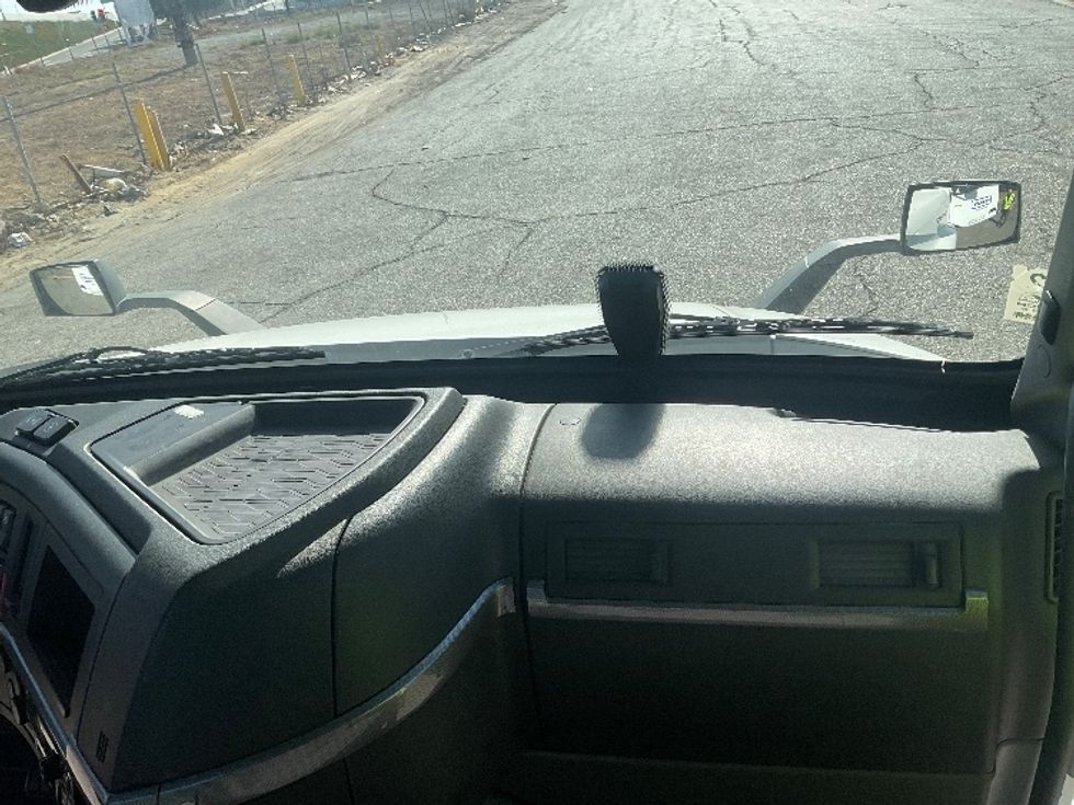 Day Cab Tractor-Heavy Duty Tractors-Volvo-2020-VNR64300-Torrance-CA-517,808\n\t\tmiles-$ 37,500 - Image 13