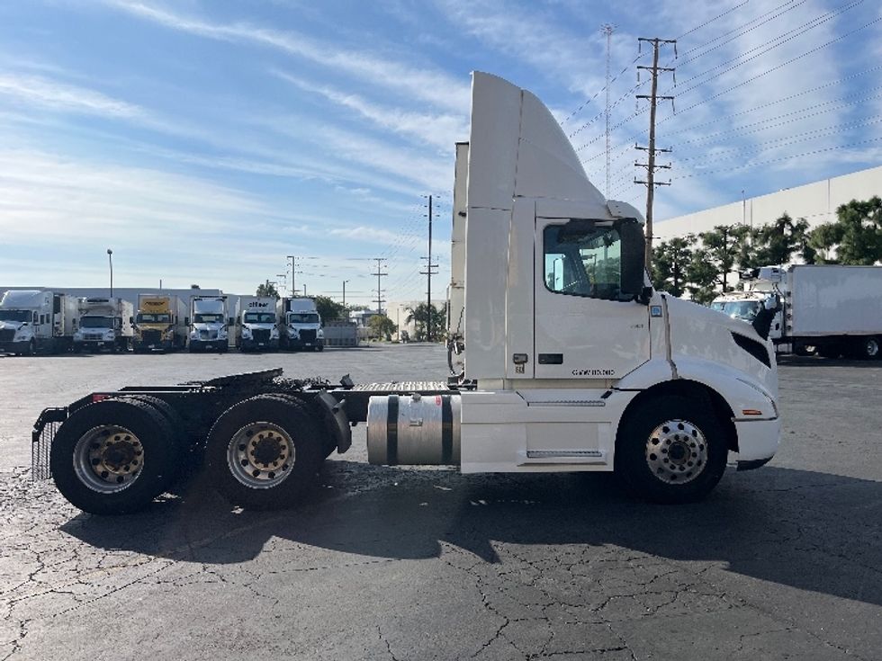 Day Cab Tractor-Heavy Duty Tractors-Volvo-2020-VNR64300-Torrance-CA-517,808\n\t\tmiles-$ 37,500 - Image 8