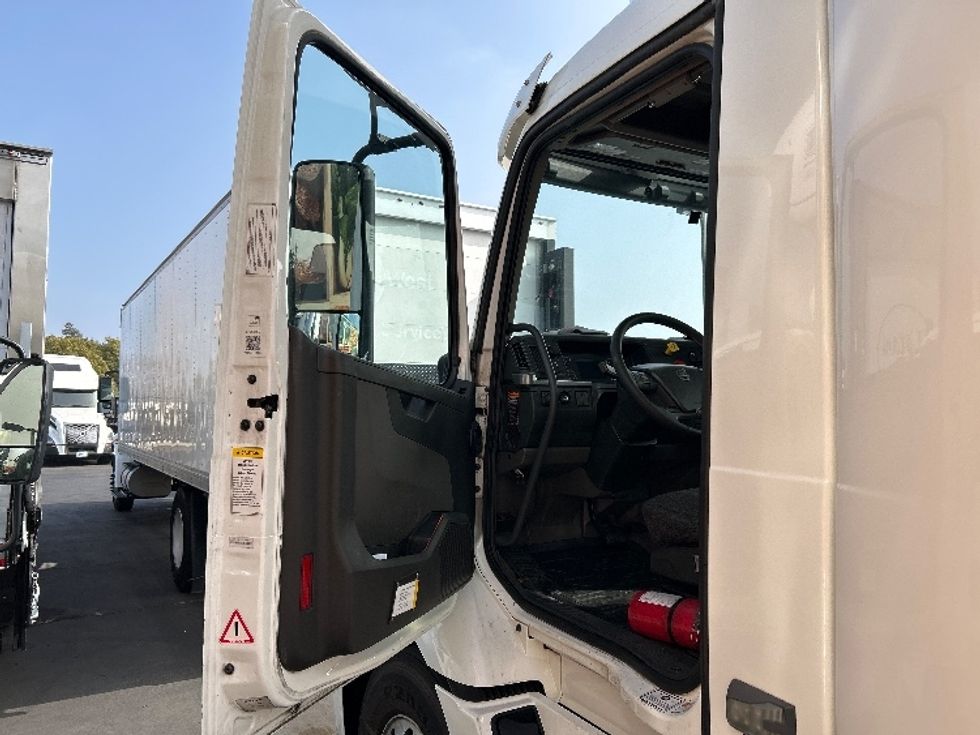 Day Cab Tractor-Heavy Duty Tractors-Volvo-2020-VNR64300-Torrance-CA-517,808\n\t\tmiles-$ 37,500 - Image 9