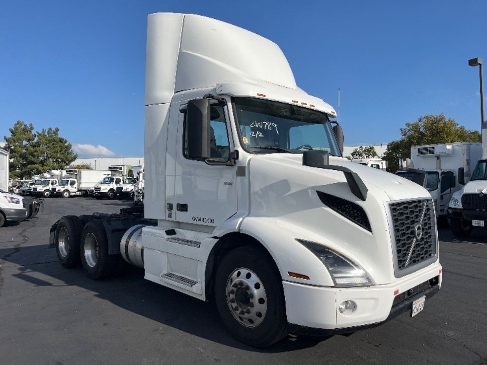 Day Cab Tractor-Heavy Duty Tractors-Volvo-2020-VNR64300-Torrance-CA-527,873\n\t\tmiles-$ 36,500 - Image 1