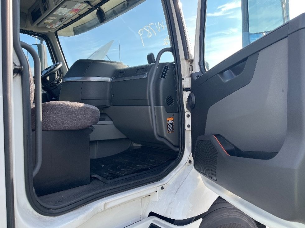 Day Cab Tractor-Heavy Duty Tractors-Volvo-2020-VNR64300-Torrance-CA-527,873\n\t\tmiles-$ 36,500 - Image 12