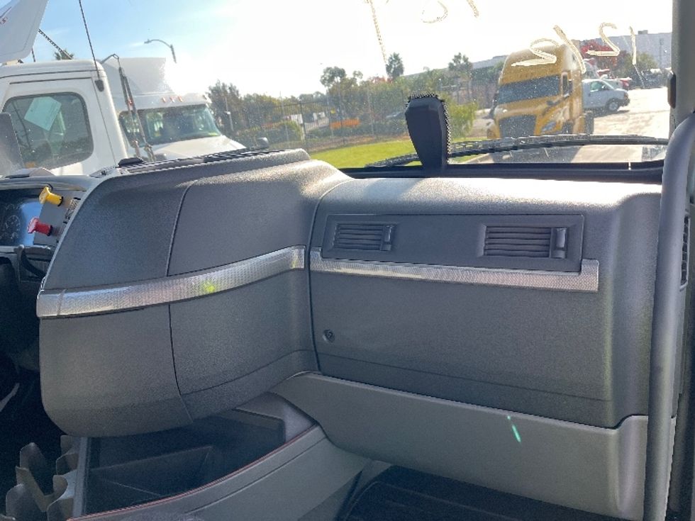 Day Cab Tractor-Heavy Duty Tractors-Volvo-2020-VNR64300-Torrance-CA-527,873\n\t\tmiles-$ 36,500 - Image 13