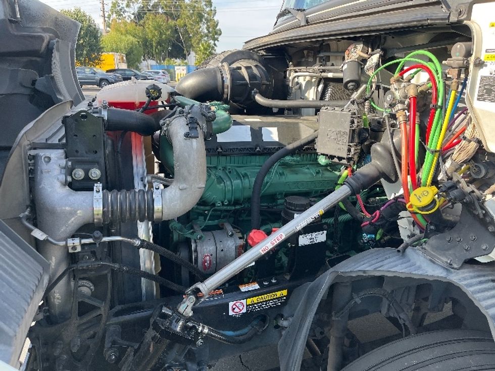 Day Cab Tractor-Heavy Duty Tractors-Volvo-2020-VNR64300-Torrance-CA-527,873\n\t\tmiles-$ 36,500 - Image 16