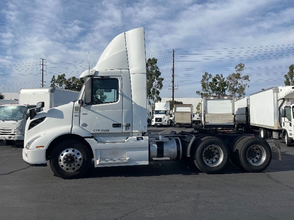 Day Cab Tractor-Heavy Duty Tractors-Volvo-2020-VNR64300-Torrance-CA-527,873\n\t\tmiles-$ 36,500 - Image 4