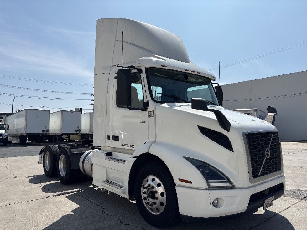 Day Cab Tractor-Heavy Duty Tractors-Volvo-2020-VNR64300-Torrance-CA-530,774\n\t\tmiles-$ 34,000 - Image 1