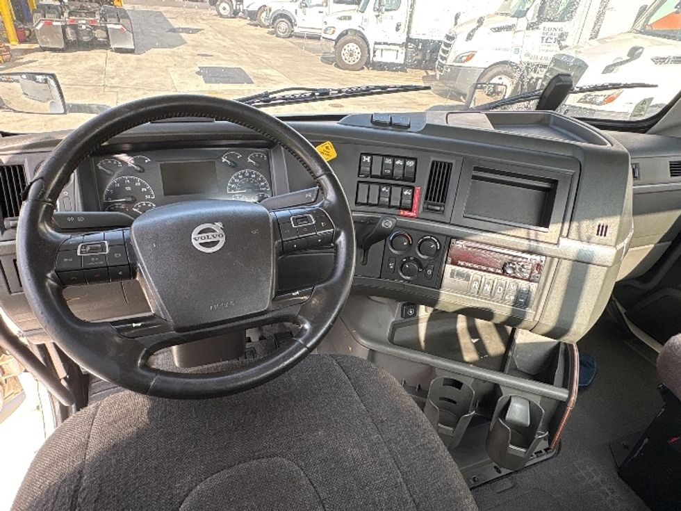 Day Cab Tractor-Heavy Duty Tractors-Volvo-2020-VNR64300-Torrance-CA-530,774\n\t\tmiles-$ 34,000 - Image 11