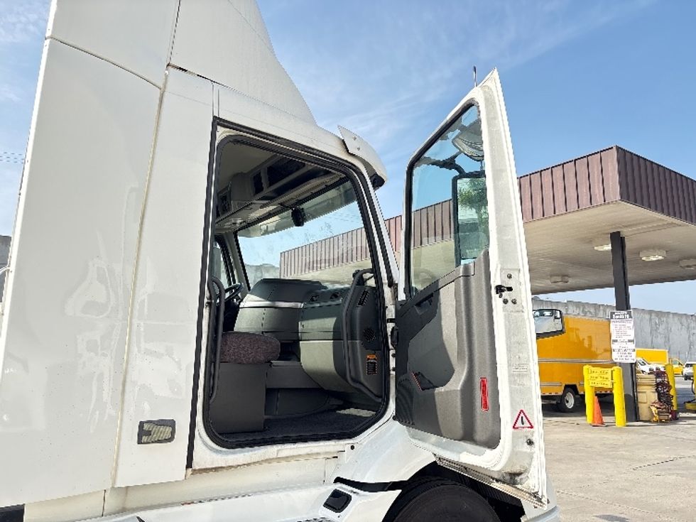 Day Cab Tractor-Heavy Duty Tractors-Volvo-2020-VNR64300-Torrance-CA-530,774\n\t\tmiles-$ 34,000 - Image 12