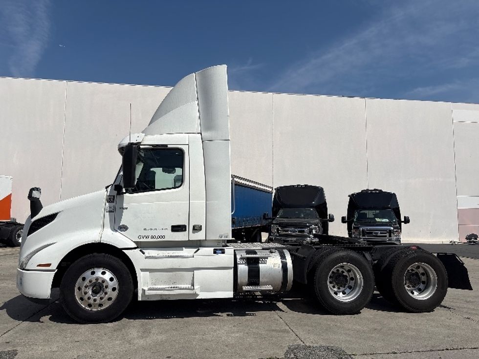 Day Cab Tractor-Heavy Duty Tractors-Volvo-2020-VNR64300-Torrance-CA-530,774\n\t\tmiles-$ 34,000 - Image 4
