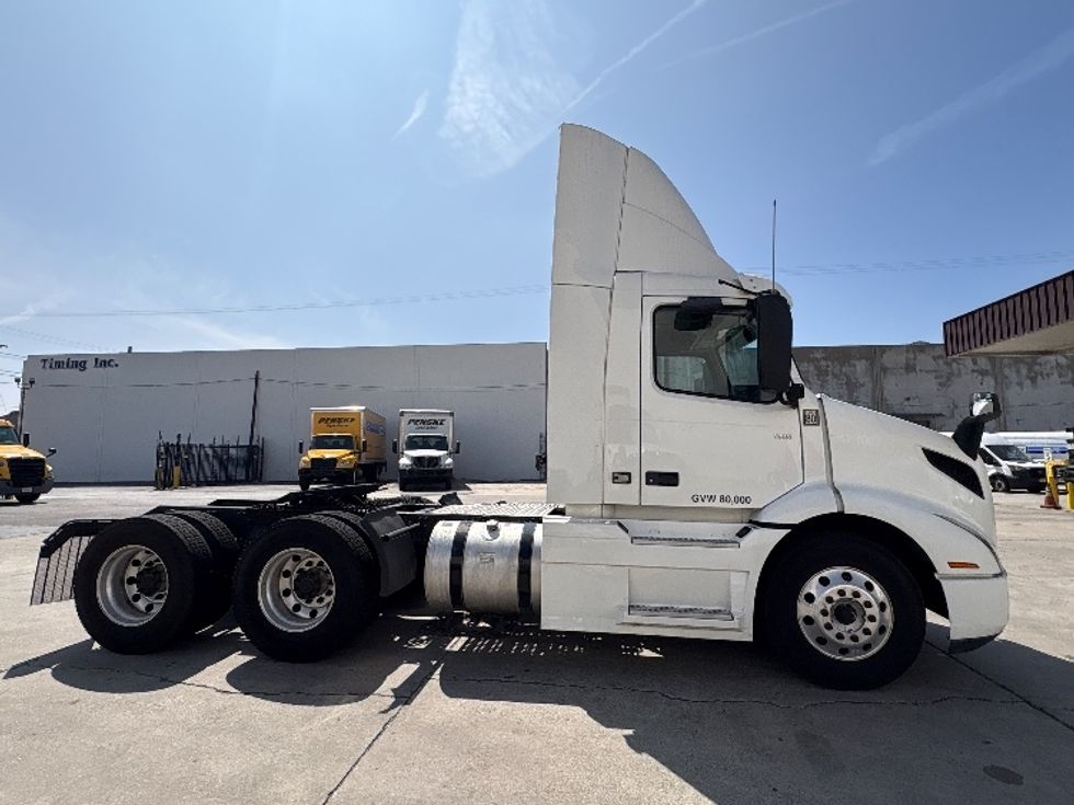 Day Cab Tractor-Heavy Duty Tractors-Volvo-2020-VNR64300-Torrance-CA-530,774\n\t\tmiles-$ 34,000 - Image 8