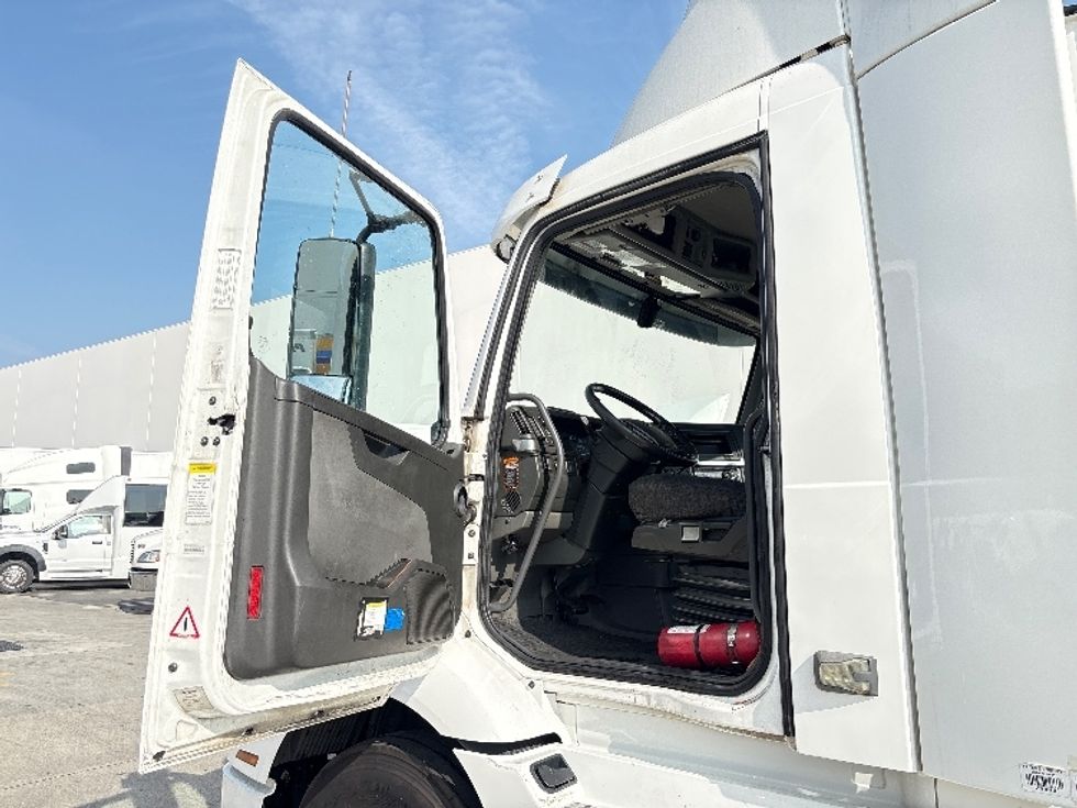 Day Cab Tractor-Heavy Duty Tractors-Volvo-2020-VNR64300-Torrance-CA-530,774\n\t\tmiles-$ 34,000 - Image 9