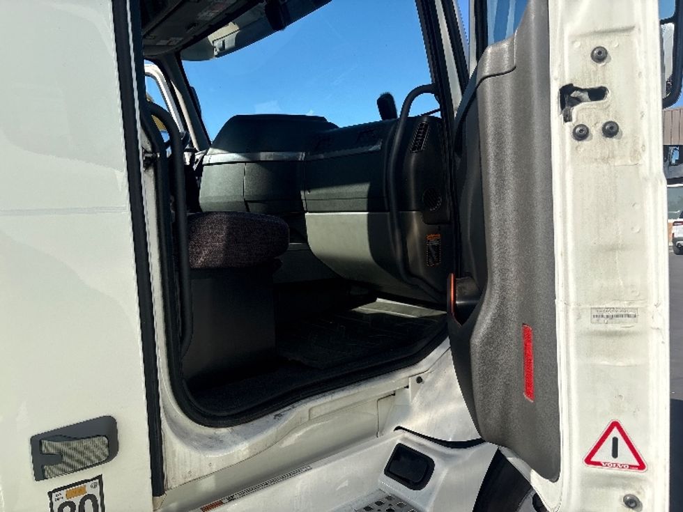 Day Cab Tractor-Heavy Duty Tractors-Volvo-2020-VNR64300-Torrance-CA-543,469\n\t\tmiles-$ 35,250 - Image 10