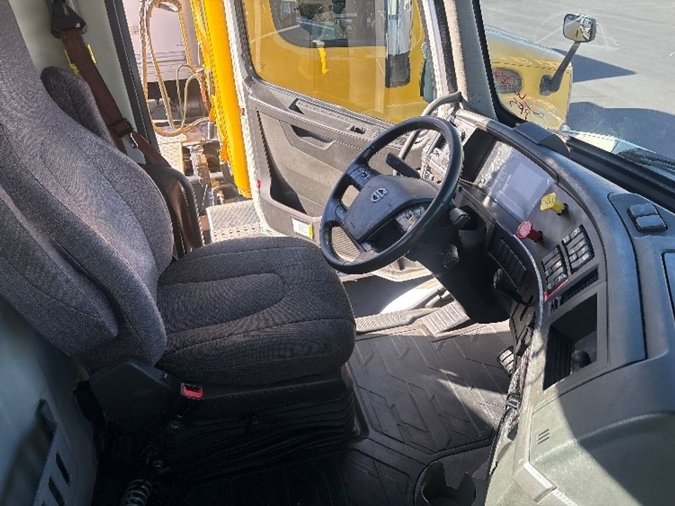Day Cab Tractor-Heavy Duty Tractors-Volvo-2020-VNR64300-Torrance-CA-543,469\n\t\tmiles-$ 35,250 - Image 12