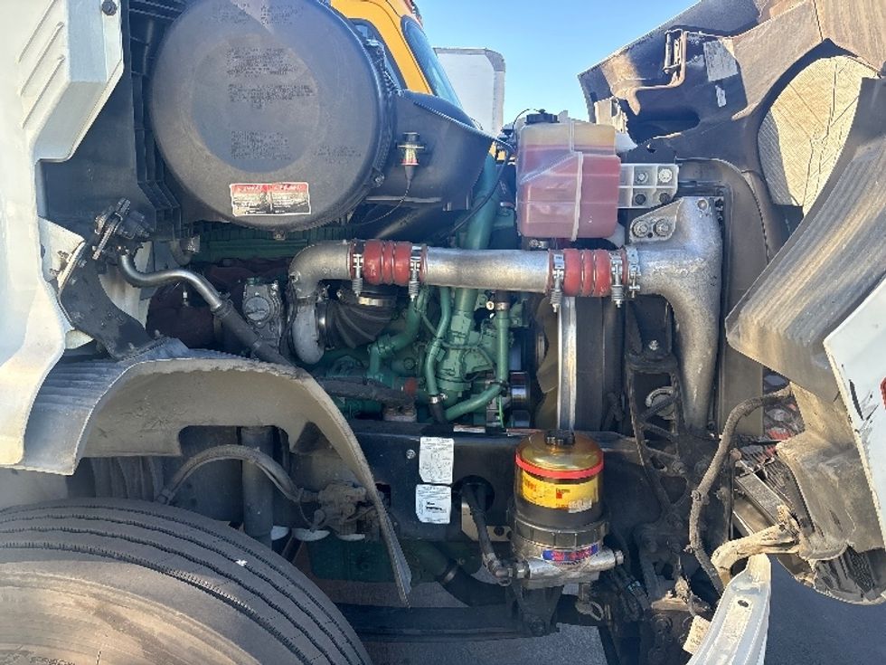 Day Cab Tractor-Heavy Duty Tractors-Volvo-2020-VNR64300-Torrance-CA-543,469\n\t\tmiles-$ 35,250 - Image 13