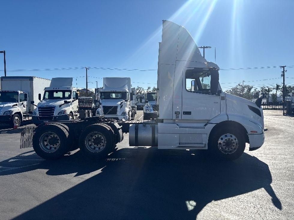 Day Cab Tractor-Heavy Duty Tractors-Volvo-2020-VNR64300-Torrance-CA-543,469\n\t\tmiles-$ 35,250 - Image 15