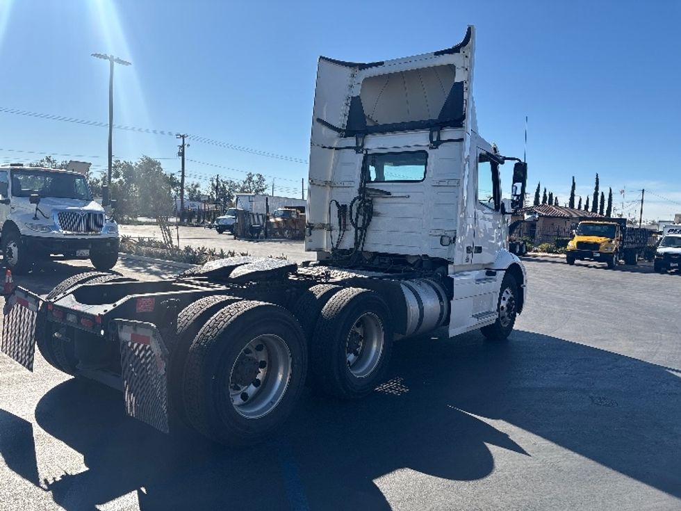 Day Cab Tractor-Heavy Duty Tractors-Volvo-2020-VNR64300-Torrance-CA-543,469\n\t\tmiles-$ 35,250 - Image 16