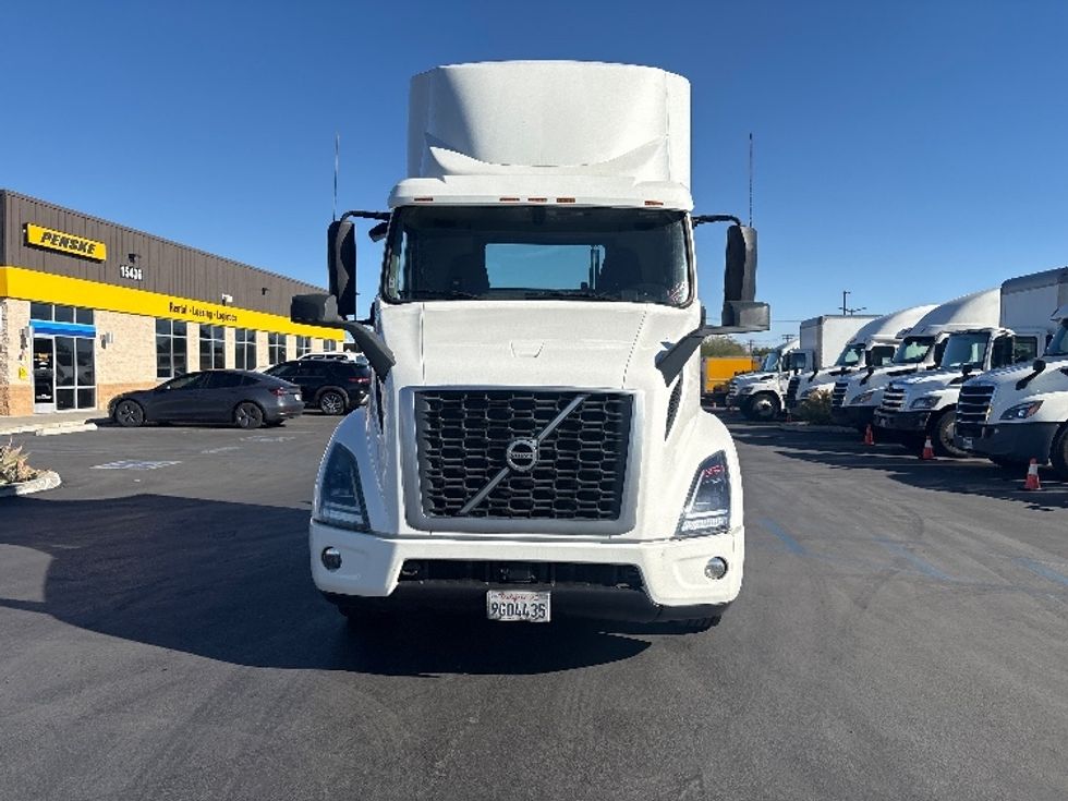 Day Cab Tractor-Heavy Duty Tractors-Volvo-2020-VNR64300-Torrance-CA-543,469\n\t\tmiles-$ 35,250 - Image 2