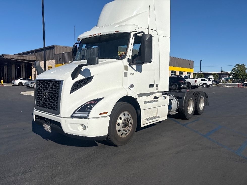 Day Cab Tractor-Heavy Duty Tractors-Volvo-2020-VNR64300-Torrance-CA-543,469\n\t\tmiles-$ 35,250 - Image 4