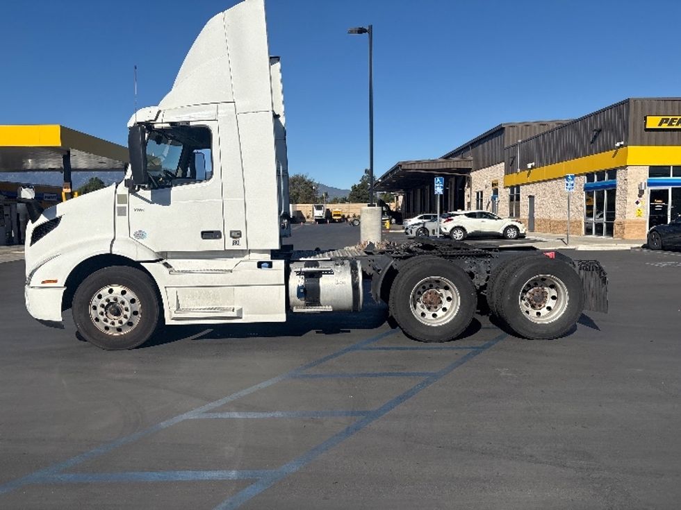 Day Cab Tractor-Heavy Duty Tractors-Volvo-2020-VNR64300-Torrance-CA-543,469\n\t\tmiles-$ 35,250 - Image 5