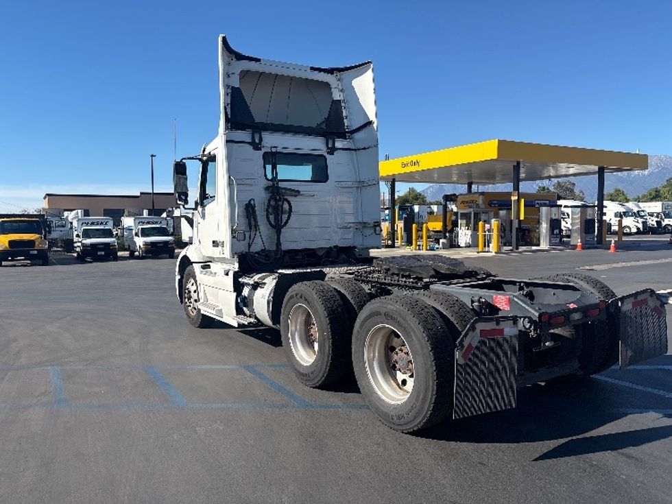 Day Cab Tractor-Heavy Duty Tractors-Volvo-2020-VNR64300-Torrance-CA-543,469\n\t\tmiles-$ 35,250 - Image 6