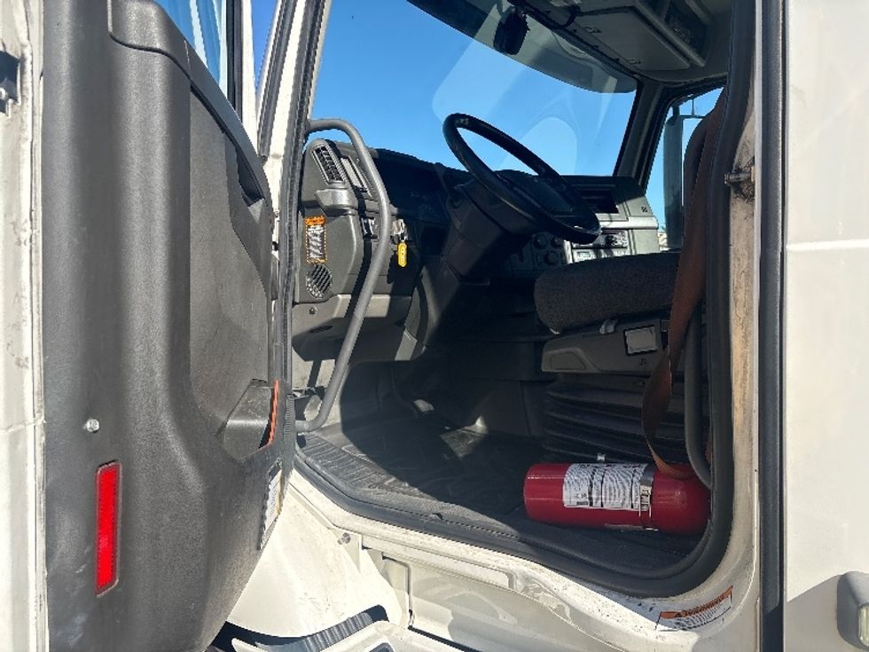 Day Cab Tractor-Heavy Duty Tractors-Volvo-2020-VNR64300-Torrance-CA-543,469\n\t\tmiles-$ 35,250 - Image 7