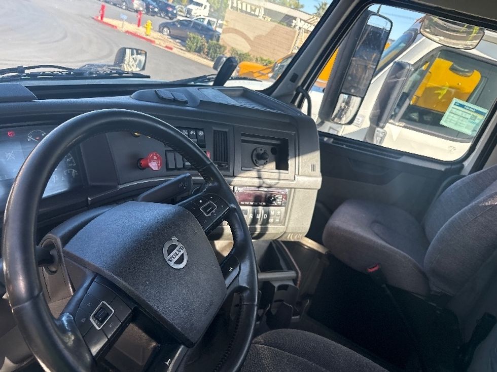 Day Cab Tractor-Heavy Duty Tractors-Volvo-2020-VNR64300-Torrance-CA-543,469\n\t\tmiles-$ 35,250 - Image 8