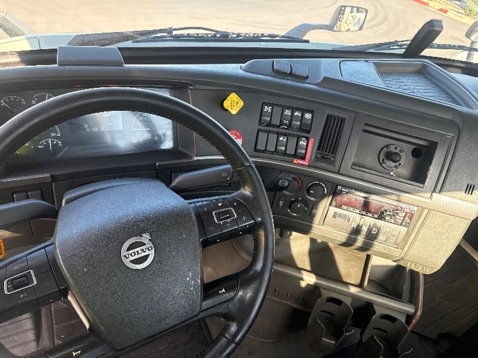 Day Cab Tractor-Heavy Duty Tractors-Volvo-2020-VNR64300-Torrance-CA-543,469\n\t\tmiles-$ 35,250 - Image 9