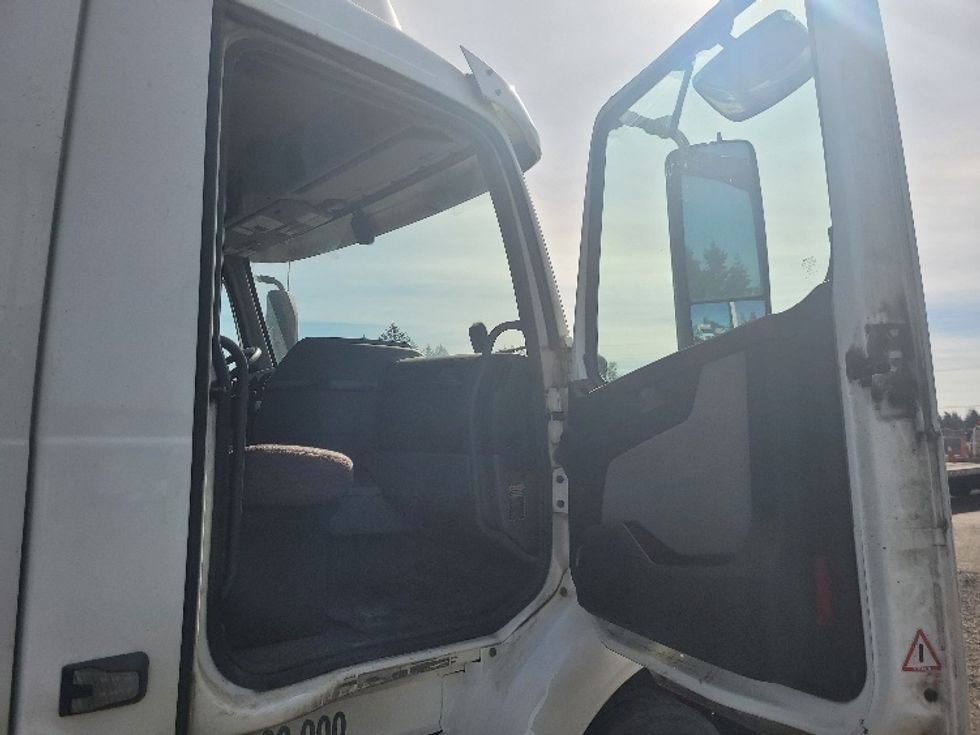Day Cab Tractor-Heavy Duty Tractors-Volvo-2020-VNR64300-Tumwater-WA-261,018\n\t\tmiles-$ 50,500 - Image 12