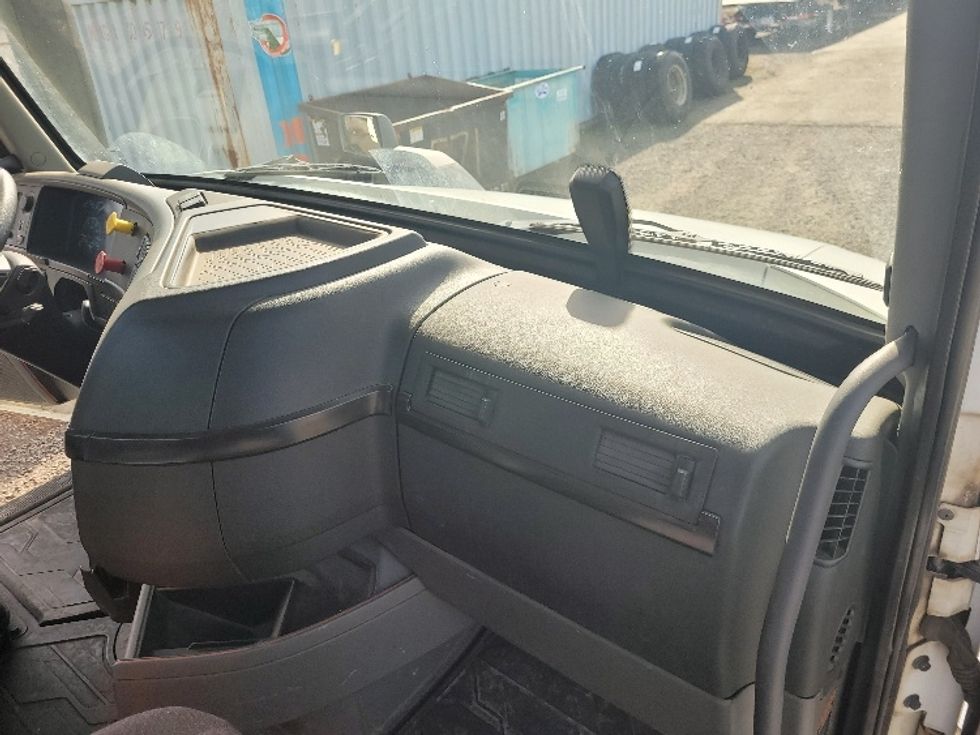 Day Cab Tractor-Heavy Duty Tractors-Volvo-2020-VNR64300-Tumwater-WA-261,018\n\t\tmiles-$ 50,500 - Image 13