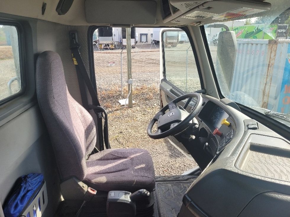 Day Cab Tractor-Heavy Duty Tractors-Volvo-2020-VNR64300-Tumwater-WA-261,018\n\t\tmiles-$ 50,500 - Image 14