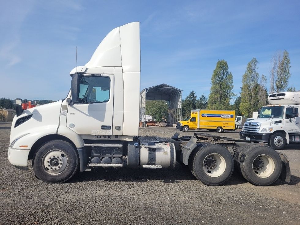 Day Cab Tractor-Heavy Duty Tractors-Volvo-2020-VNR64300-Tumwater-WA-261,018\n\t\tmiles-$ 50,500 - Image 4